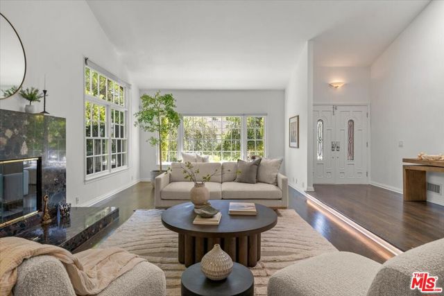 10411 Windtree Drive, Bel Air CA: https://media.crmls.org/mediaz/ace5412d-5e73-41ed-8e76-d38937531bd8.jpg