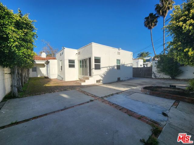 328 S Oakhurst Drive, Beverly Hills CA: https://media.crmls.org/mediaz/ace574cc-225b-4802-8feb-9ca6a1f87932.jpg