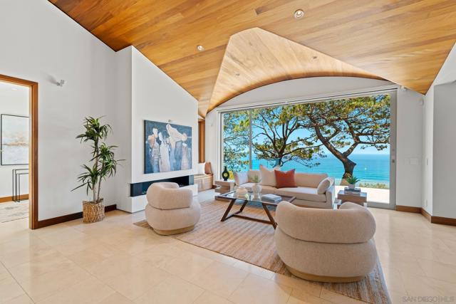 354 Ocean View Ave, Del Mar CA: https://media.crmls.org/mediaz/ace5c29a-2e61-4843-a5a7-f6cffff63fd3.jpg