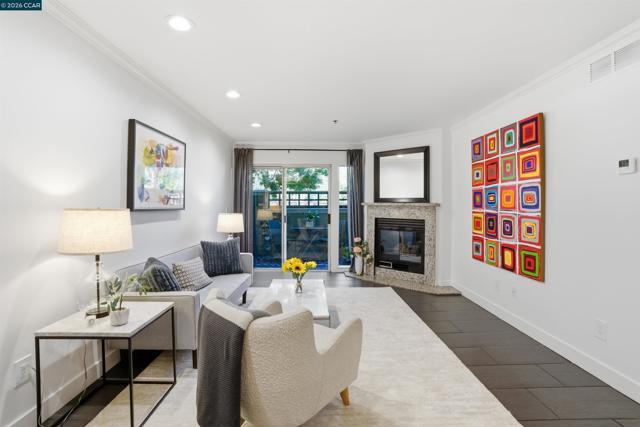 2560 Oak Rd, Walnut Creek CA: https://media.crmls.org/mediaz/ace69dbc-2d39-47bb-a29e-88121b083127.jpg