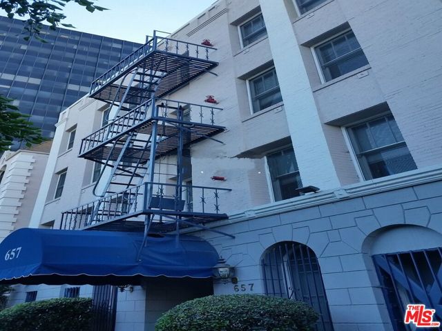 657 S COCHRAN Avenue, Los Angeles CA: https://media.crmls.org/mediaz/ace8355b-629f-4196-95c3-30744661cd96.jpg