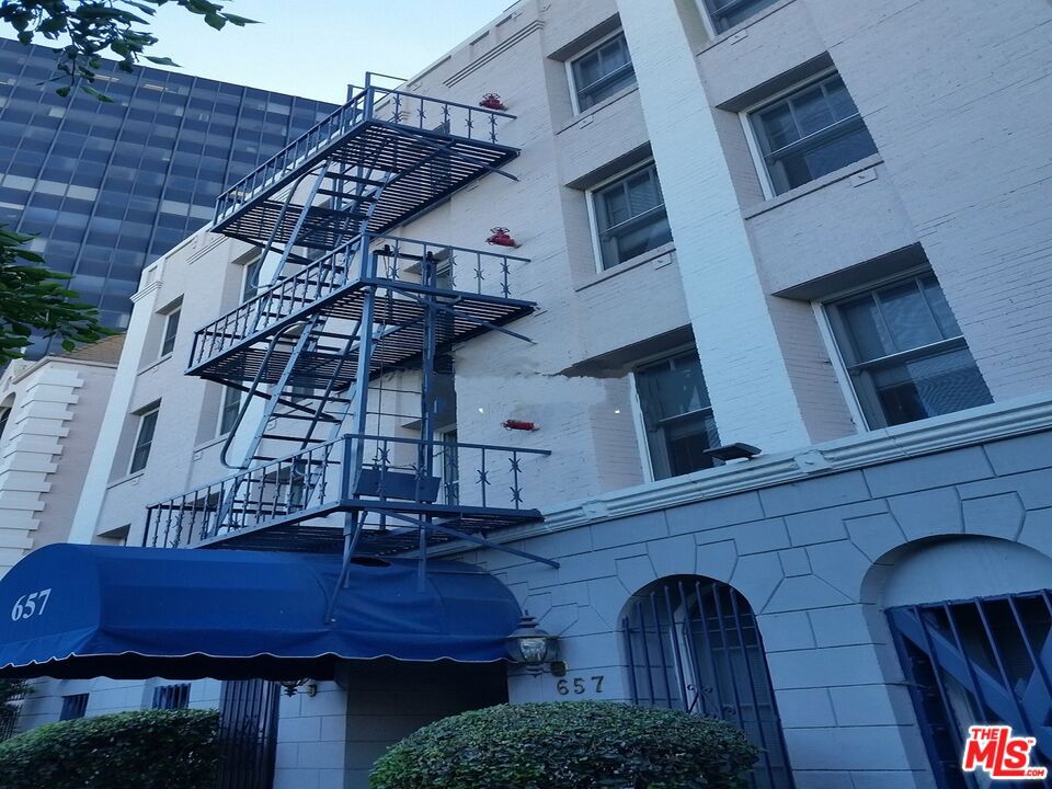 657 S COCHRAN Avenue #104