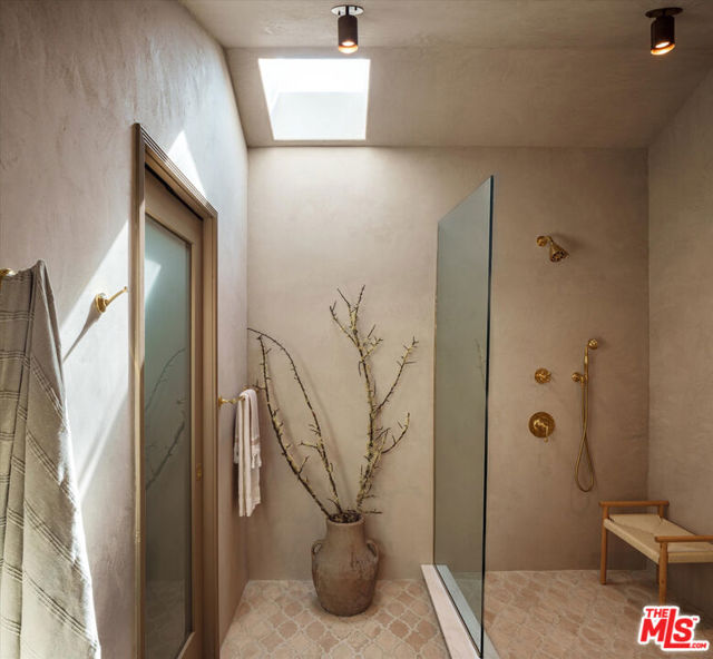 6911 Los Tilos Road, Los Angeles CA: https://media.crmls.org/mediaz/ace8adb8-1ac6-4c04-a6e1-ffa237512af7.jpg