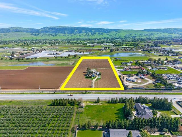 11580 Monterey Road, Gilroy CA: https://media.crmls.org/mediaz/ace8e375-b0b6-4824-90f3-5f636050b28f.jpg
