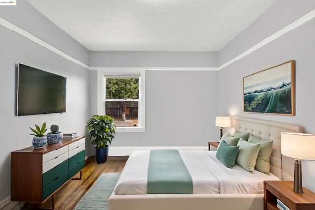 1009 106Th Ave, Oakland CA: https://media.crmls.org/mediaz/ace9c13a-1ec7-45ff-afbe-1372735fc460.jpg