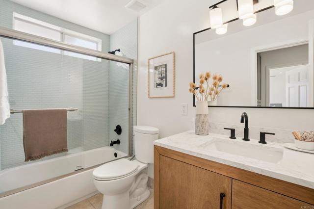 Detail Gallery Image 10 of 14 For 5027 Santa Monica Ave #B,  San Diego,  CA 92107 - 3 Beds | 2/1 Baths
