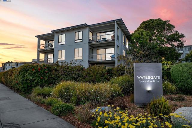 3 Commodore Dr, Emeryville CA: https://media.crmls.org/mediaz/ace9f45f-53e3-4bc9-b183-5fb121b81ced.jpg