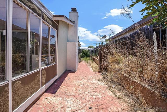 475 Rivera Ct, Chula Vista CA: https://media.crmls.org/mediaz/acea31a3-4b39-4626-be28-a10311006bdc.jpg