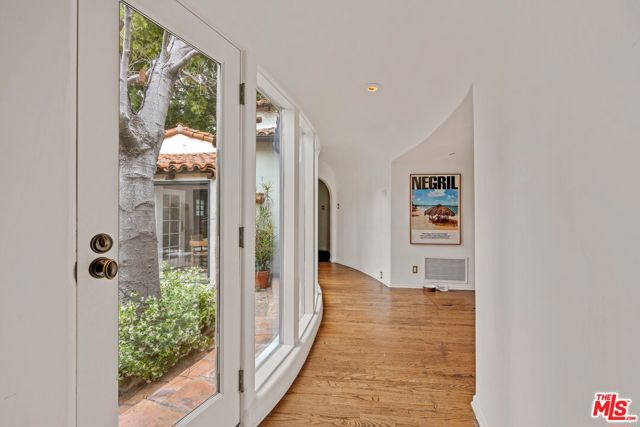 902 S Highland Avenue, Los Angeles CA: https://media.crmls.org/mediaz/acea3b2a-812e-4513-a1ee-c759db49bb3f.jpg