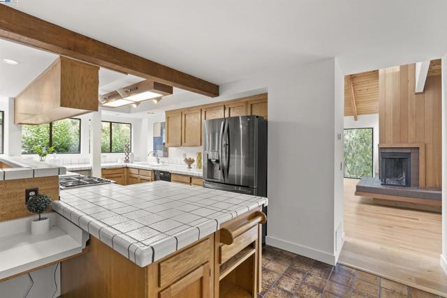 6425 Zinn Dr, Oakland CA: https://media.crmls.org/mediaz/acea44aa-9c18-4551-bab5-4ace16b3d5dc.jpg
