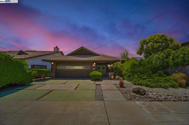 31865 Chicoine Ave, Hayward CA: https://media.crmls.org/mediaz/aceab064-b162-4689-8b5d-27985bd34382.jpg
