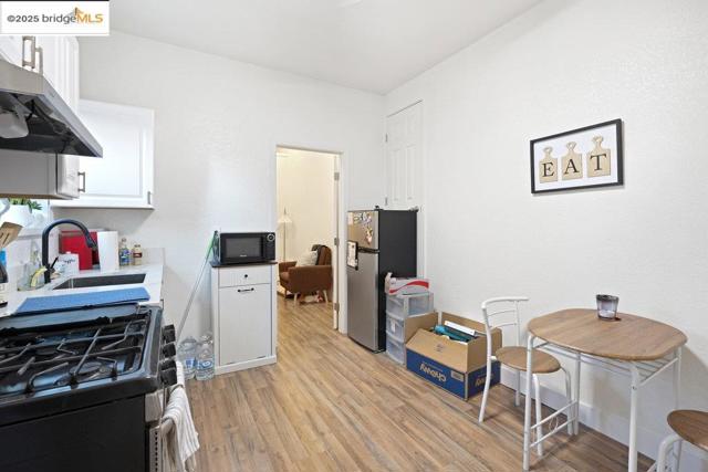 1030 Orchid Dr, Brentwood CA: https://media.crmls.org/mediaz/aceb35ca-4749-46ed-a62c-0ab3f5e5160c.jpg