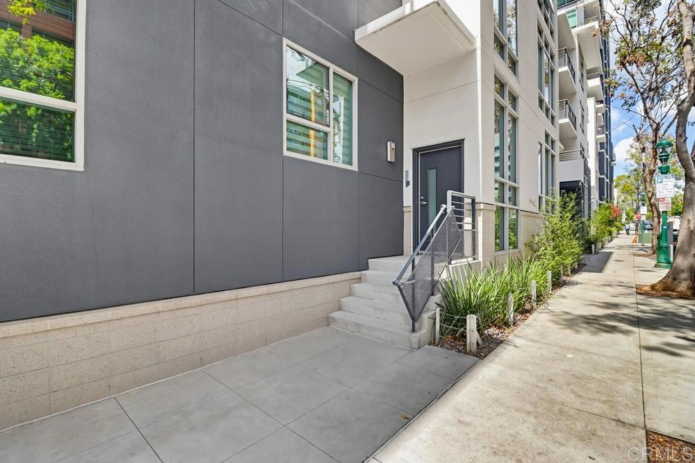 425 W Beech St - photo 2