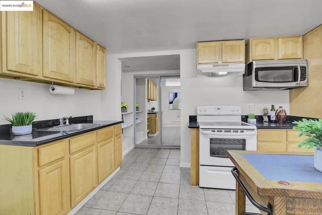 2406 10th, Berkeley CA: https://media.crmls.org/mediaz/acecebf6-1782-4c80-851d-39f60bddb5dd.jpg