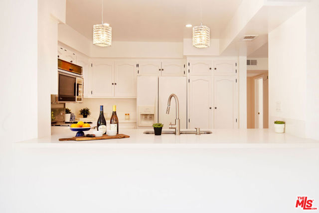 6752 Hillpark Drive, Los Angeles CA: https://media.crmls.org/mediaz/aced32bc-bc5e-44a3-9366-47dd59f6fedb.jpg