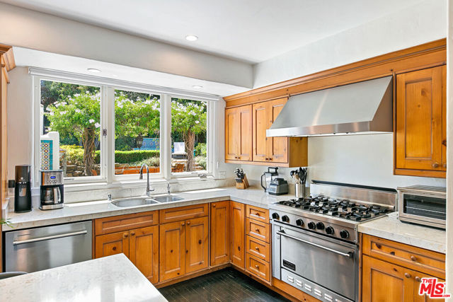 331 S Medio Drive, Los Angeles CA: https://media.crmls.org/mediaz/aceddb46-7a76-4edc-829d-e0c0284261cd.jpg
