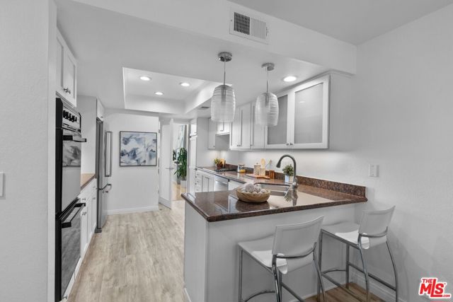3950 Via Dolce, Marina del Rey CA: https://media.crmls.org/mediaz/acee55e2-e902-4b52-825a-2970b5bca8f0.jpg