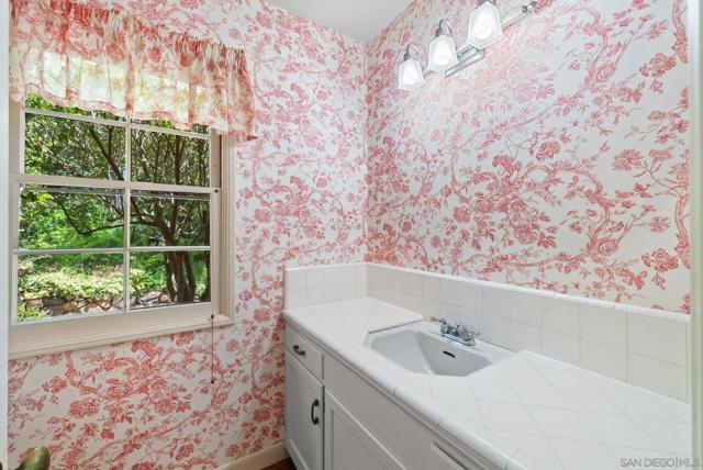 7330 Brodiaea Way, La Jolla CA: https://media.crmls.org/mediaz/acee848d-757c-438d-8535-426dc46a689c.jpg