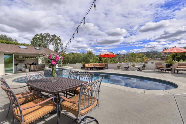 7068 Estrella De Mar, Carlsbad CA: https://media.crmls.org/mediaz/acf030f7-2a76-4f13-9129-e07b1f057cad.jpg
