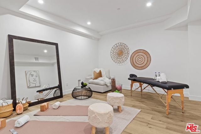 4535 Haskell Avenue, Encino CA: https://media.crmls.org/mediaz/acf07ba9-8e6e-42aa-b5d6-337efa64072f.jpg