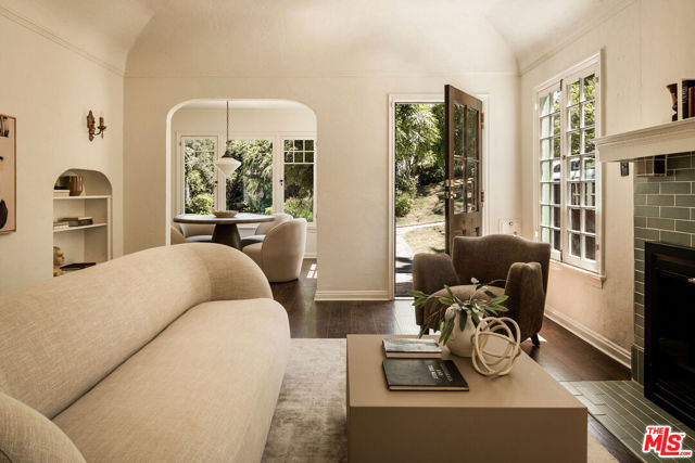 264 Robinson Road, Pasadena CA: https://media.crmls.org/mediaz/acf0bc51-80d2-4201-81f4-092268cfb1b4.jpg