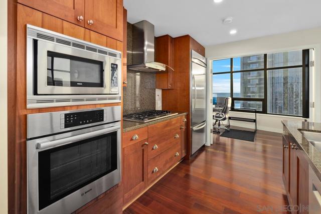700 W E St, San Diego CA: https://media.crmls.org/mediaz/acf19e81-7dee-4ee4-ad23-bbd606788bab.jpg