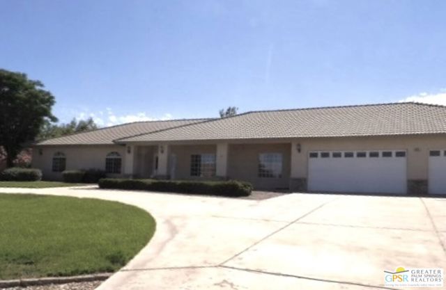 6950 Oak View Court, Oak Hills CA: https://media.crmls.org/mediaz/acf37b8a-5989-40f7-ac8f-eb6a683a668e.jpg