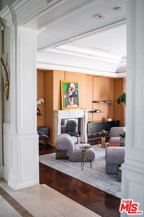 727 N Alta Drive, Beverly Hills CA: https://media.crmls.org/mediaz/acf51f19-da13-4181-a855-f2496af03b44.jpg