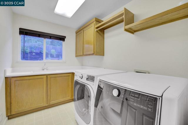 115 Shadewell Dr, Danville CA: https://media.crmls.org/mediaz/acf550ab-b6b1-4892-b5fe-0a0b161856f1.jpg