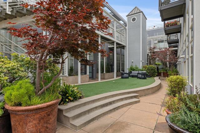 950 Harrison, San Francisco CA: https://media.crmls.org/mediaz/acf593af-a863-4264-aa5c-a74acb60a044.jpg