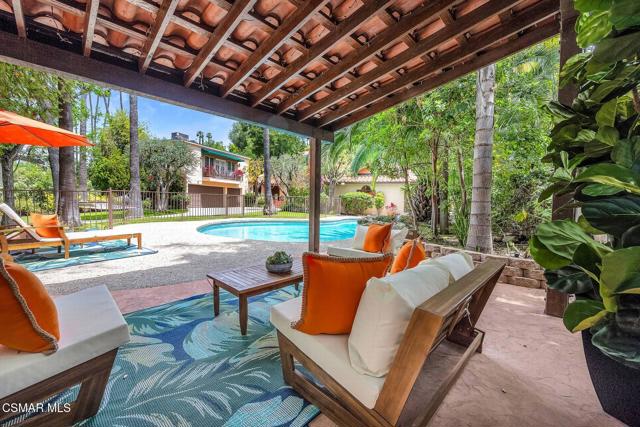 4456 Hayvenhurst Avenue, Encino CA: https://media.crmls.org/mediaz/acf5a64f-d863-4c0f-a26d-d701b7a24907.jpg