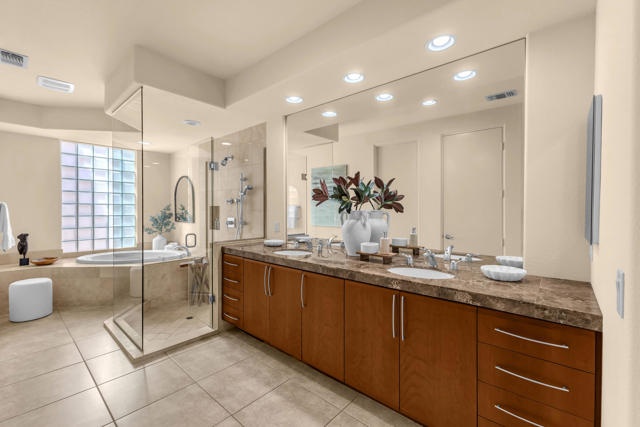 50050 Camino Privado, La Quinta CA: https://media.crmls.org/mediaz/acf6412a-7761-4191-9dc1-0df6b3d9a7c9.jpg