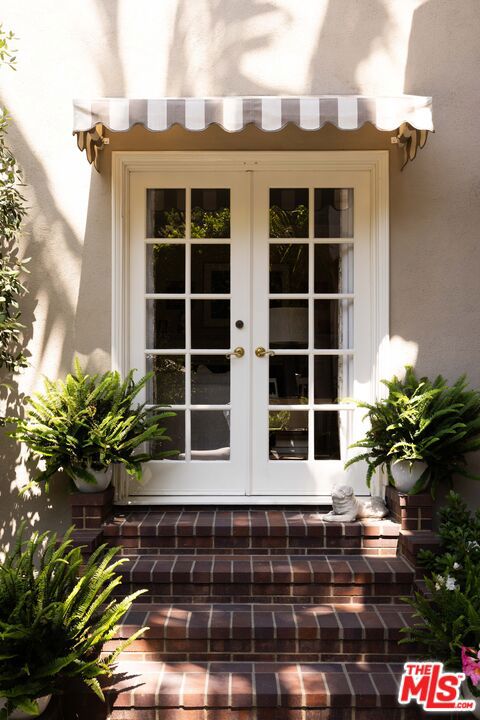 1612 Sunset Plaza Drive, Los Angeles CA: https://media.crmls.org/mediaz/acf67890-4dda-4881-b93c-208aaaee1d5b.jpg