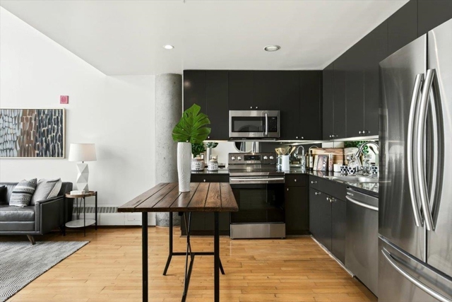 311 Oak St, Oakland CA: https://media.crmls.org/mediaz/acf69a9b-f2ec-4770-8711-e86babddff61.jpg