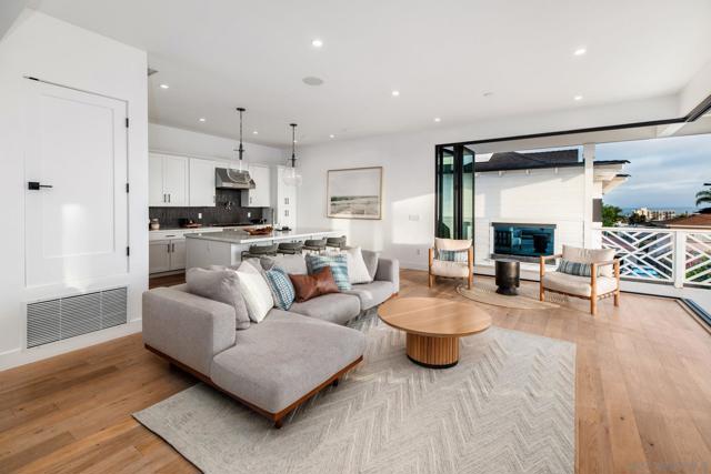 1041 Van Nuys St, San Diego CA: https://media.crmls.org/mediaz/acf6a449-4bc5-43db-a2a1-2bb62f1bd80c.jpg