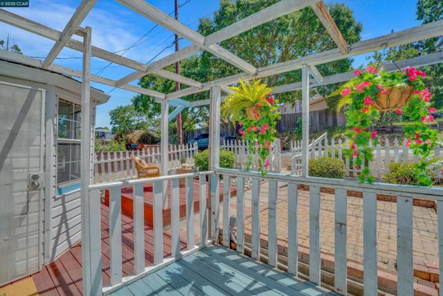 881 Merle Ave, Martinez CA: https://media.crmls.org/mediaz/acf6a900-dd2d-4cb6-8fef-155ac17c3d9f.jpg