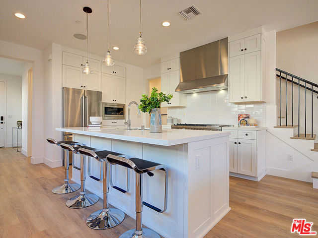 819 N Sycamore Avenue, Los Angeles CA: https://media.crmls.org/mediaz/acf7060d-214a-4c99-82a6-3f40daa4155a.jpg