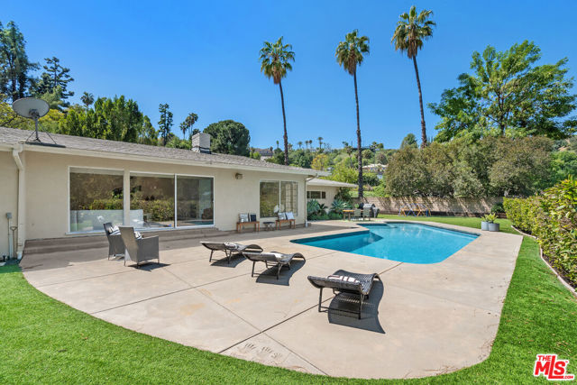 4450 Coronet Drive, Encino CA: https://media.crmls.org/mediaz/acf73d4d-4823-4f85-af43-be62d3379a45.jpg