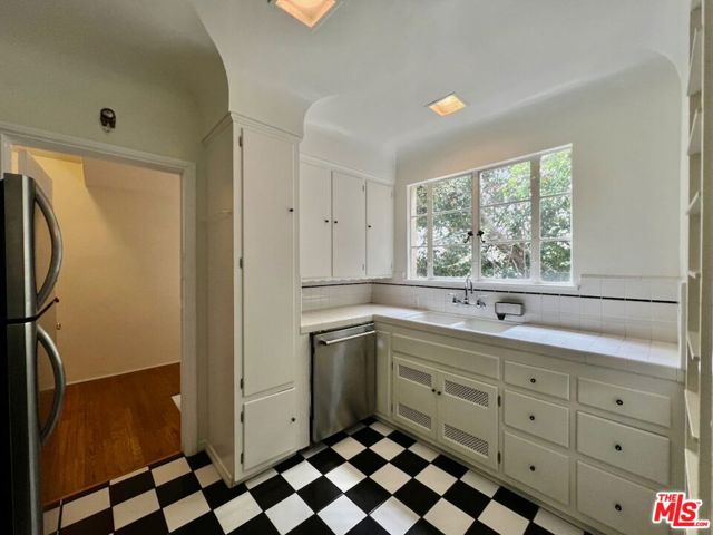 8474 Fountain Avenue, West Hollywood CA: https://media.crmls.org/mediaz/acf754dc-6f14-4098-92b7-56866bb7f18e.jpg