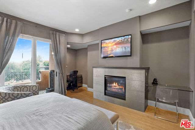 16123 W Sunset Boulevard, Pacific Palisades CA: https://media.crmls.org/mediaz/acf78de9-9bba-44da-92b5-bb7da547a275.jpg