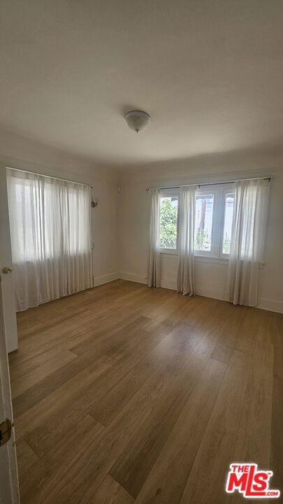 1034 N Kenmore Avenue, Los Angeles CA: https://media.crmls.org/mediaz/acf8495e-a1b0-441f-8776-49ce5aca0c11.jpg