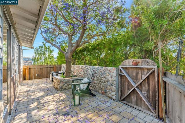 300 Saint Augustine Ct, Benicia CA: https://media.crmls.org/mediaz/acf8a8a3-dc2d-40e6-a752-e1b530c25c43.jpg
