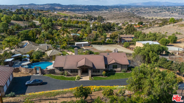 32070 Via Vera, Bonsall CA: https://media.crmls.org/mediaz/acf9083b-c171-4d63-bf07-706d5f6f1a16.jpg