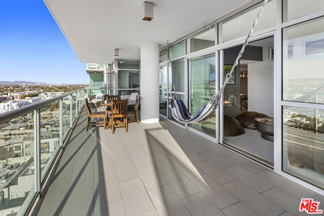 13700 Marina Pointe Drive, Marina del Rey CA: https://media.crmls.org/mediaz/acf9a1e7-b80a-4f9a-b71f-62869d47df89.jpg