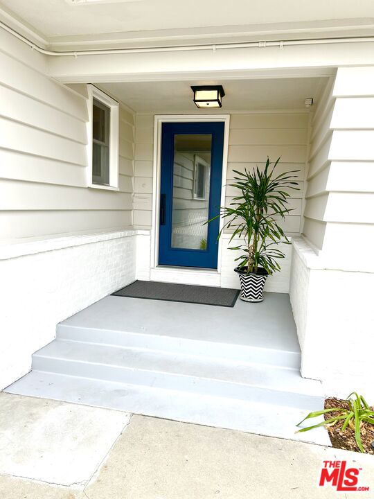 4203 W 141st Street, Hawthorne CA: https://media.crmls.org/mediaz/acf9aa3e-f643-4f75-ab9b-03773d144635.jpg