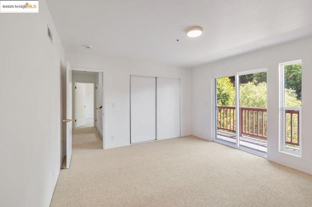 6659 Exeter Dr, Oakland CA: https://media.crmls.org/mediaz/acfa2fbb-4a99-482d-9927-3ada7f4335f2.jpg