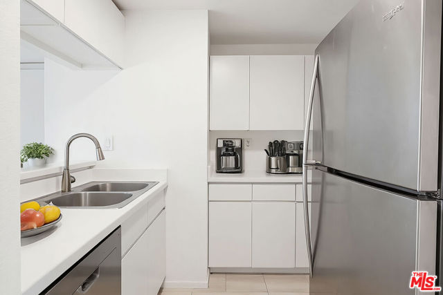 1440 Veteran Avenue, Los Angeles CA: https://media.crmls.org/mediaz/acfa511b-e557-4553-a7b4-1abe95283394.jpg