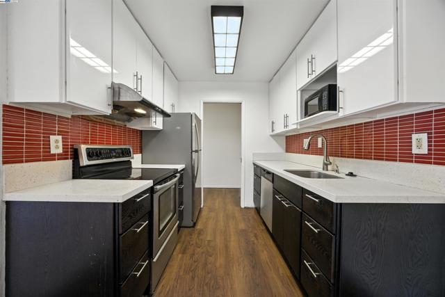 1321 Webster St, Alameda CA: https://media.crmls.org/mediaz/acfa6d3d-8353-47f2-a963-3ab4b246f375.jpg