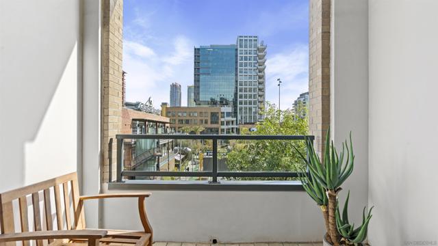 325 7Th Ave, San Diego CA: https://media.crmls.org/mediaz/acfb6132-a072-4654-b820-7a781567b371.jpg