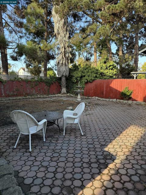 278 6th St, Richmond CA: https://media.crmls.org/mediaz/acfb9d4b-b28c-4cd9-aeae-5ed7d2974d5a.jpg